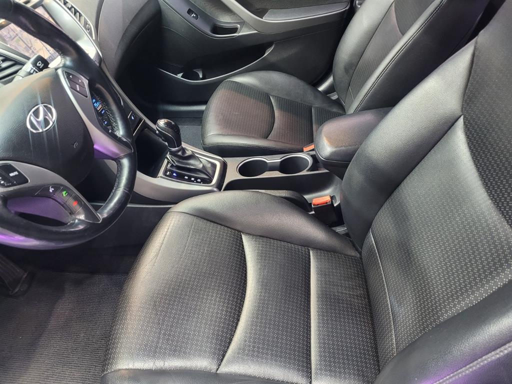 HYUNDAI Avante - Vista 10