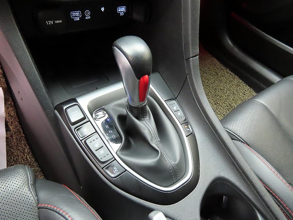 HYUNDAI Veloster - Vista 11