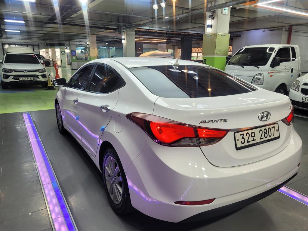 HYUNDAI Avante - Vista 6