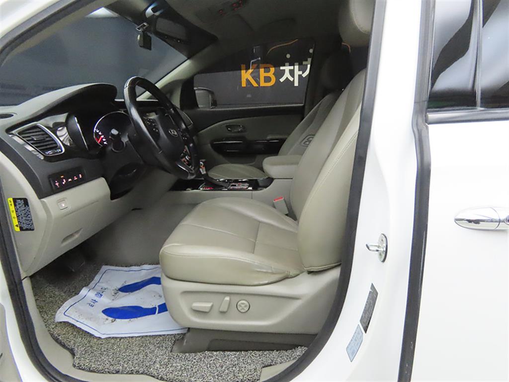 KIA Carnival - Vista 5