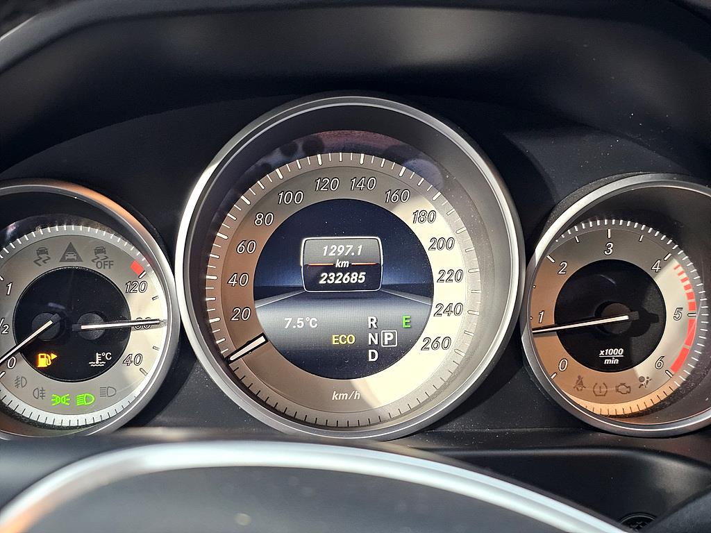 Mercedes Benz E class - Vista 6