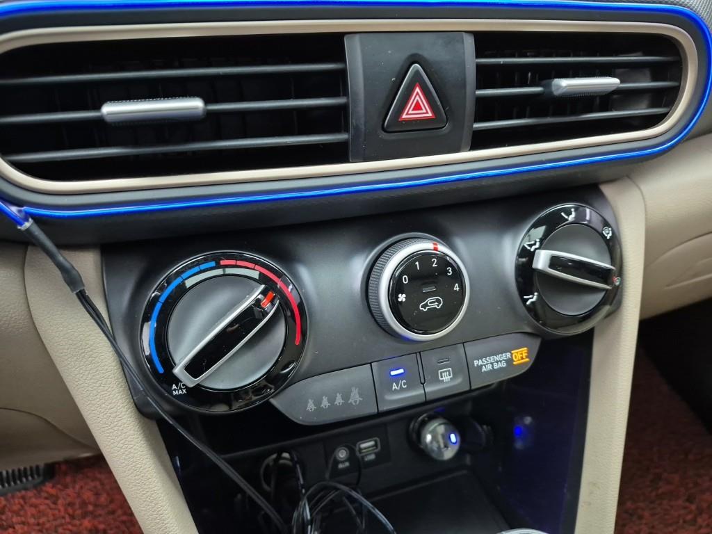 HYUNDAI Kona - Vista 10