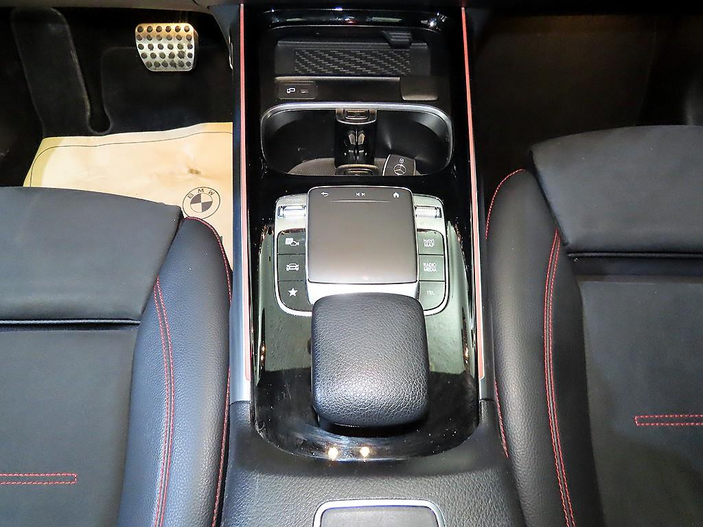 Mercedes Benz GLB Class - Vista 12