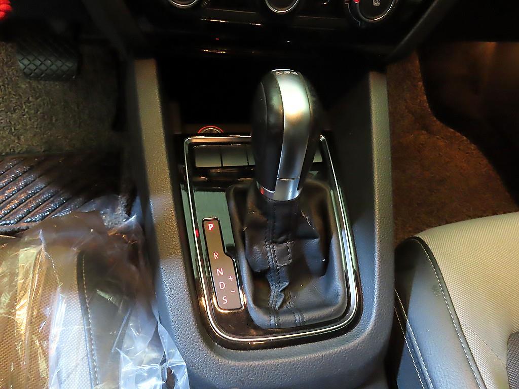 Volkswagen Jetta - Vista 12