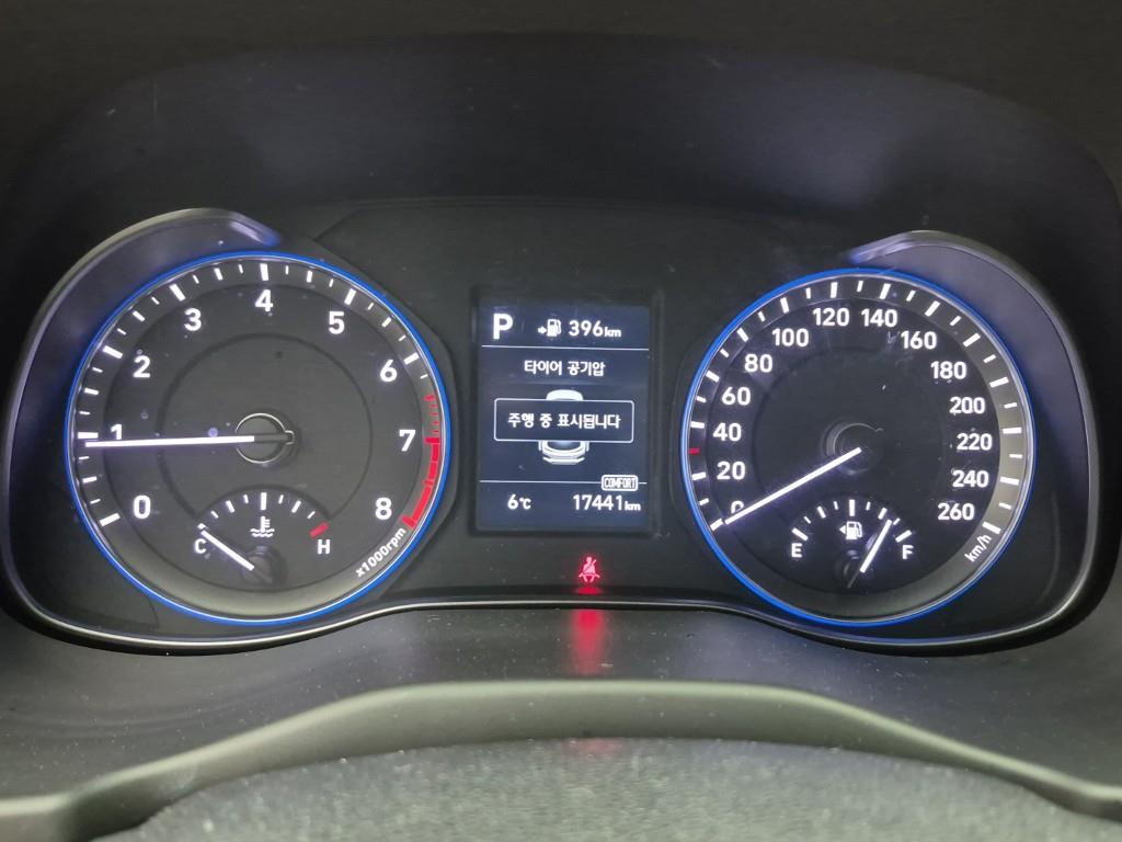 HYUNDAI Kona - Vista 7