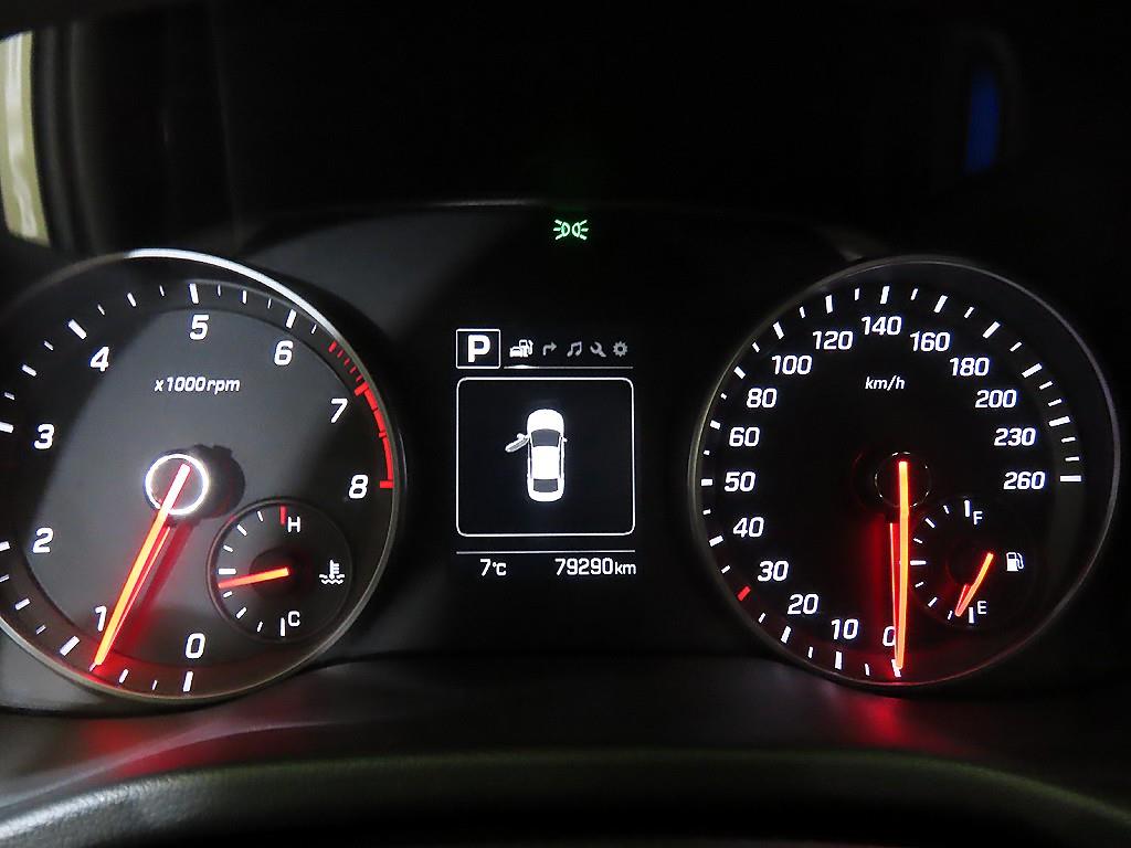 HYUNDAI Avante - Vista 9