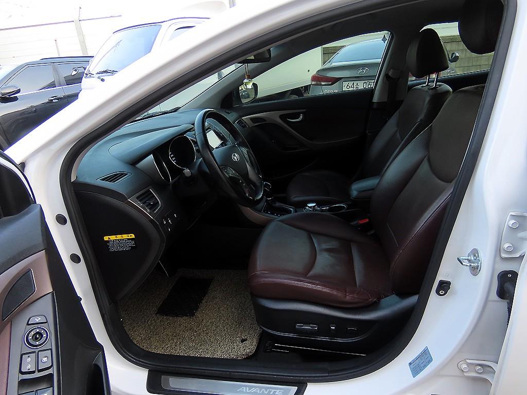 HYUNDAI Avante - Vista 5