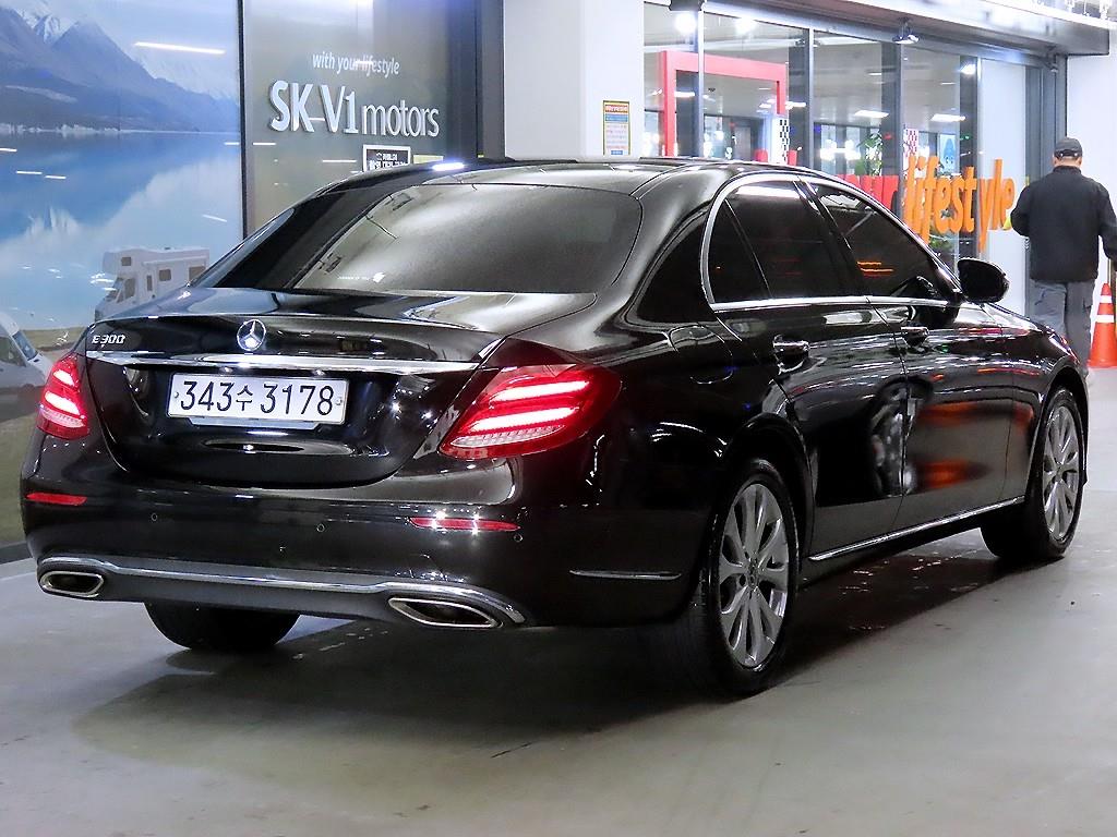Mercedes Benz E class - Vista 4