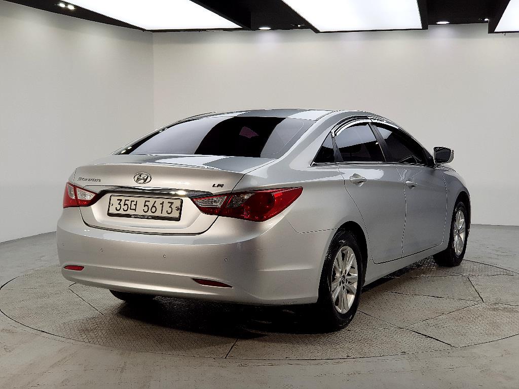 HYUNDAI Sonata - Vista 4