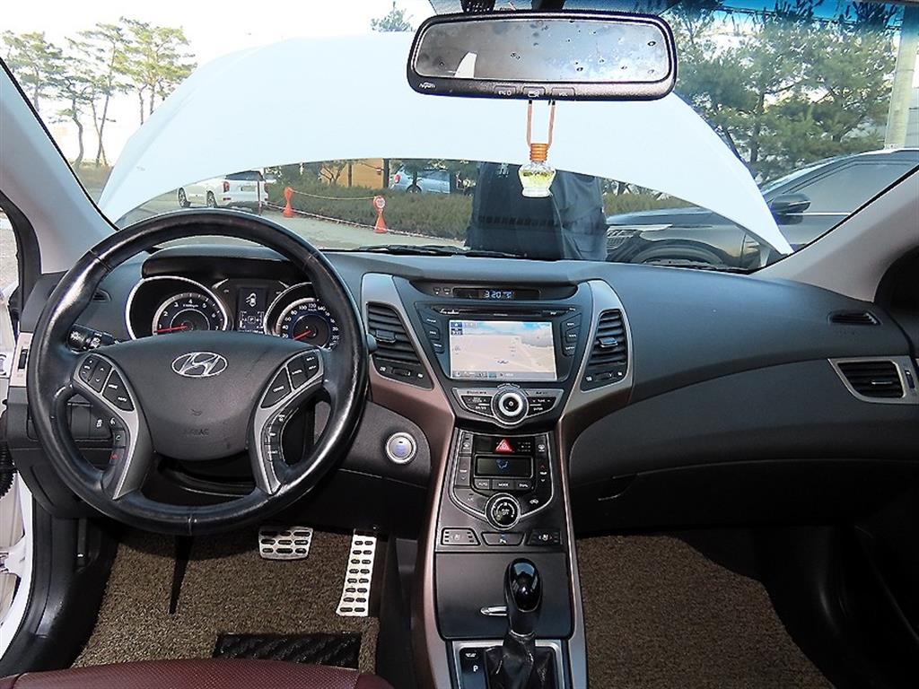 HYUNDAI Avante - Vista 7