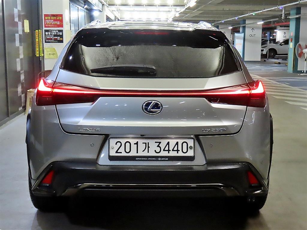 Lexus UX - Vista 5