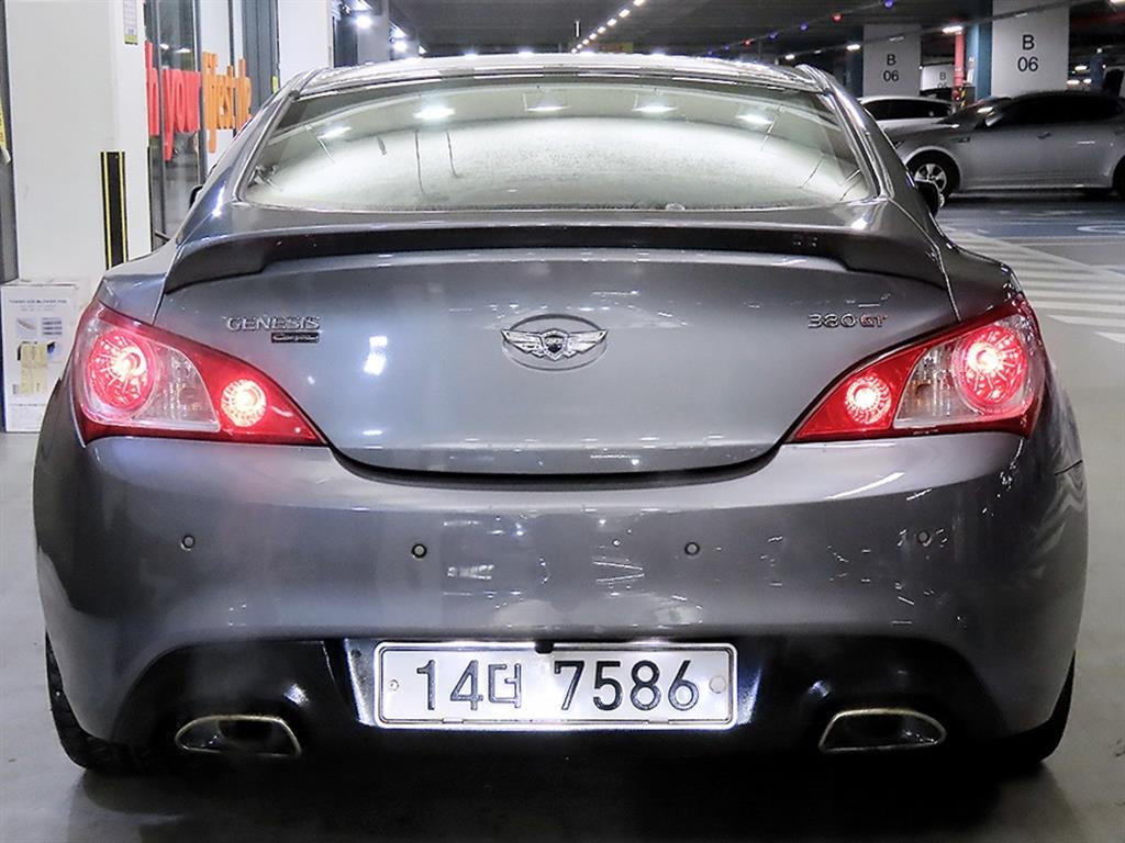 HYUNDAI Genesis - Vista 5