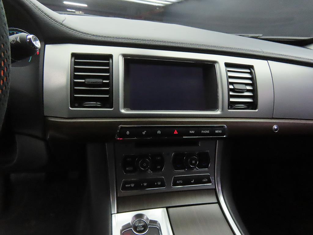 Jaguar XF - Vista 10