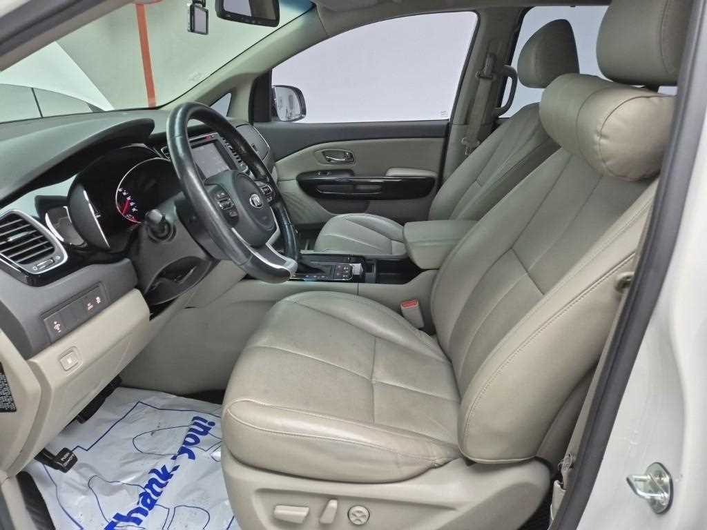 KIA Carnival - Vista 11
