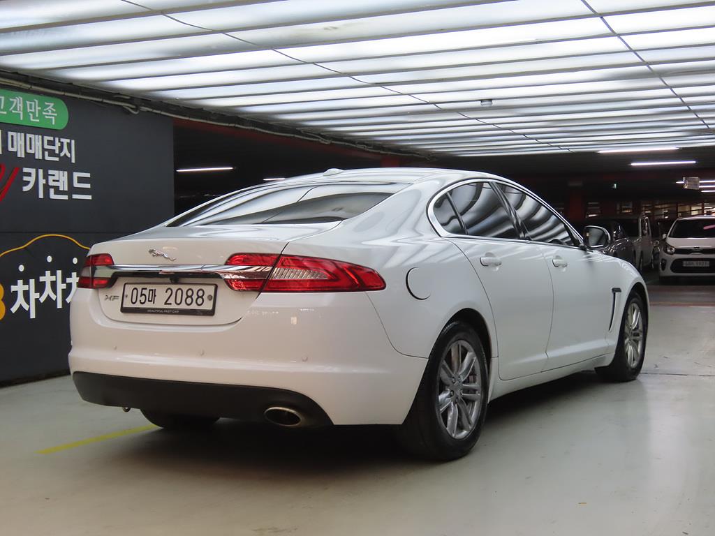 Jaguar XF - Vista 4