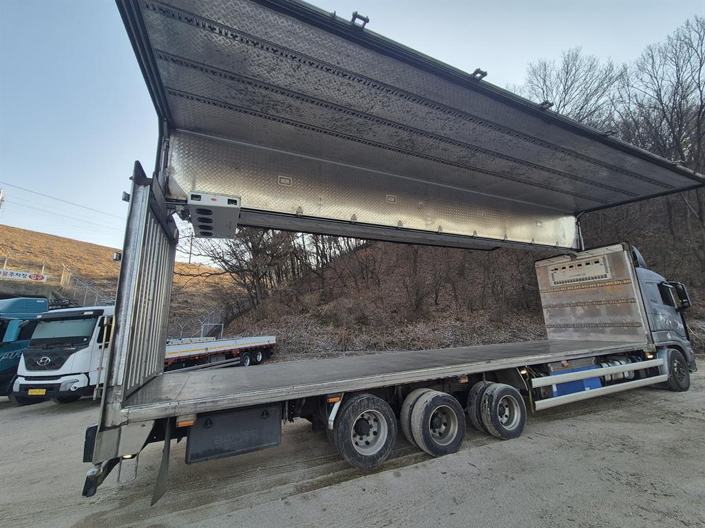 medium and large cargo truck - Vista 11