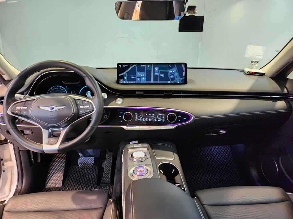 Genesis GV70 - Vista 8