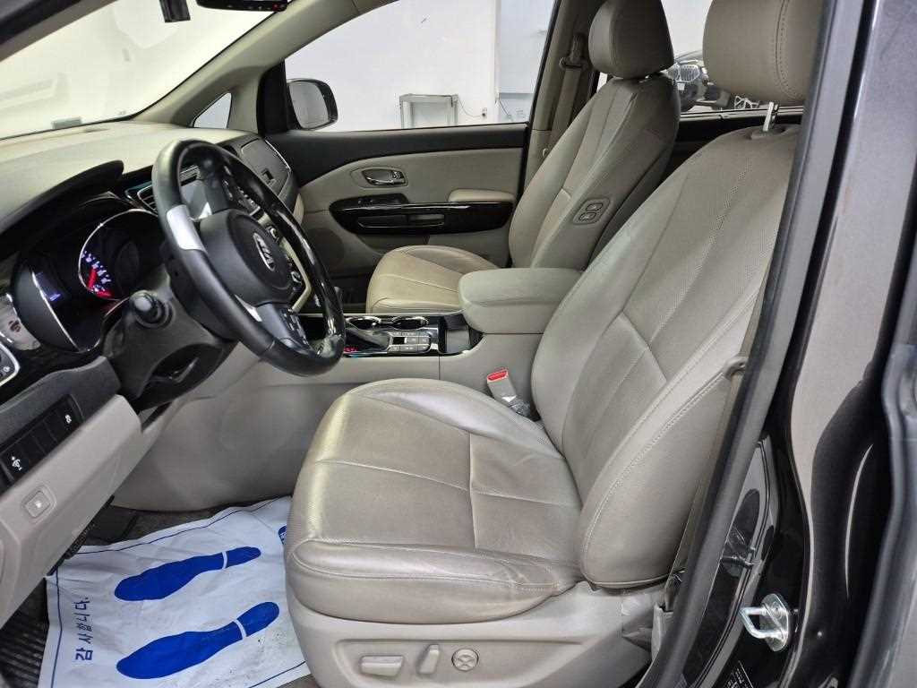 KIA Carnival - Vista 11