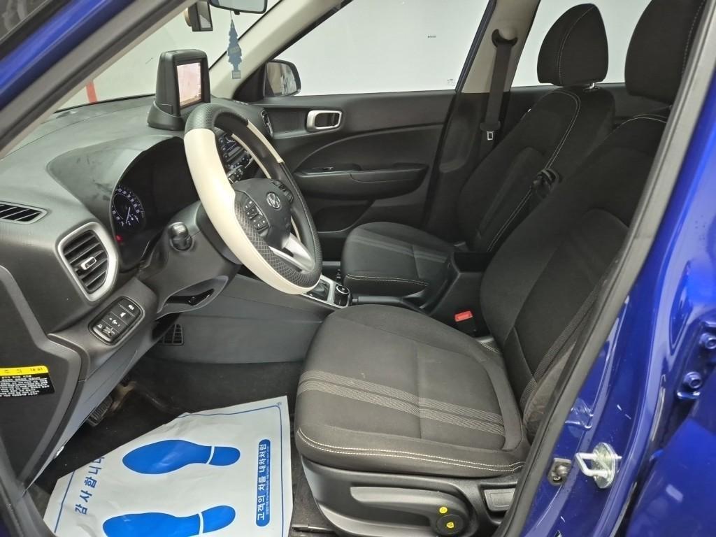 HYUNDAI Venue - Vista 11