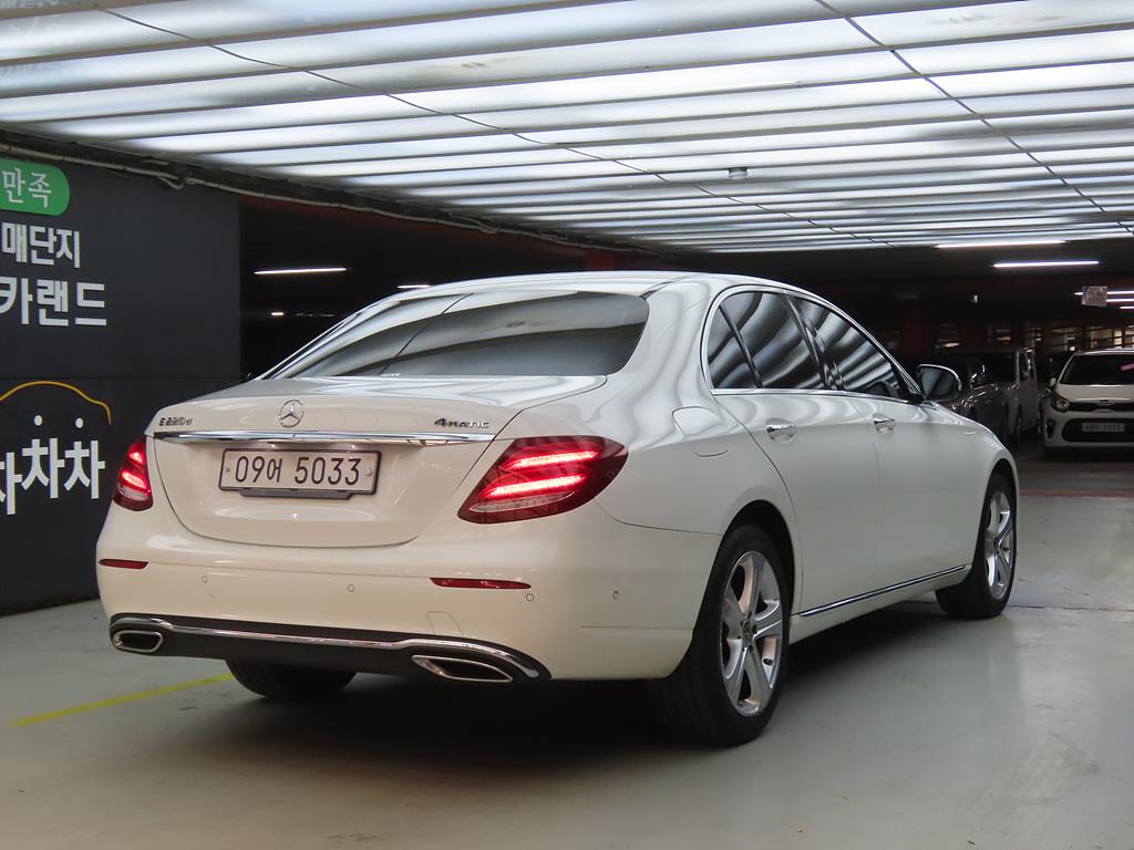 Mercedes Benz E class - Vista 4