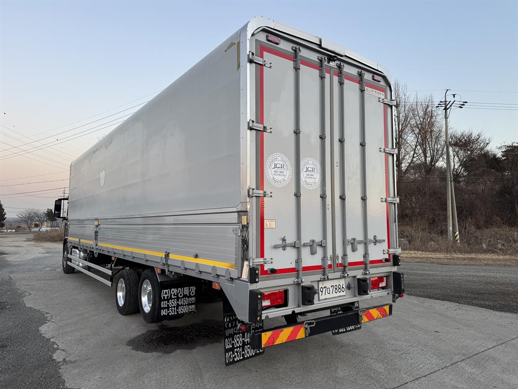 medium and large cargo truck - Vista 5