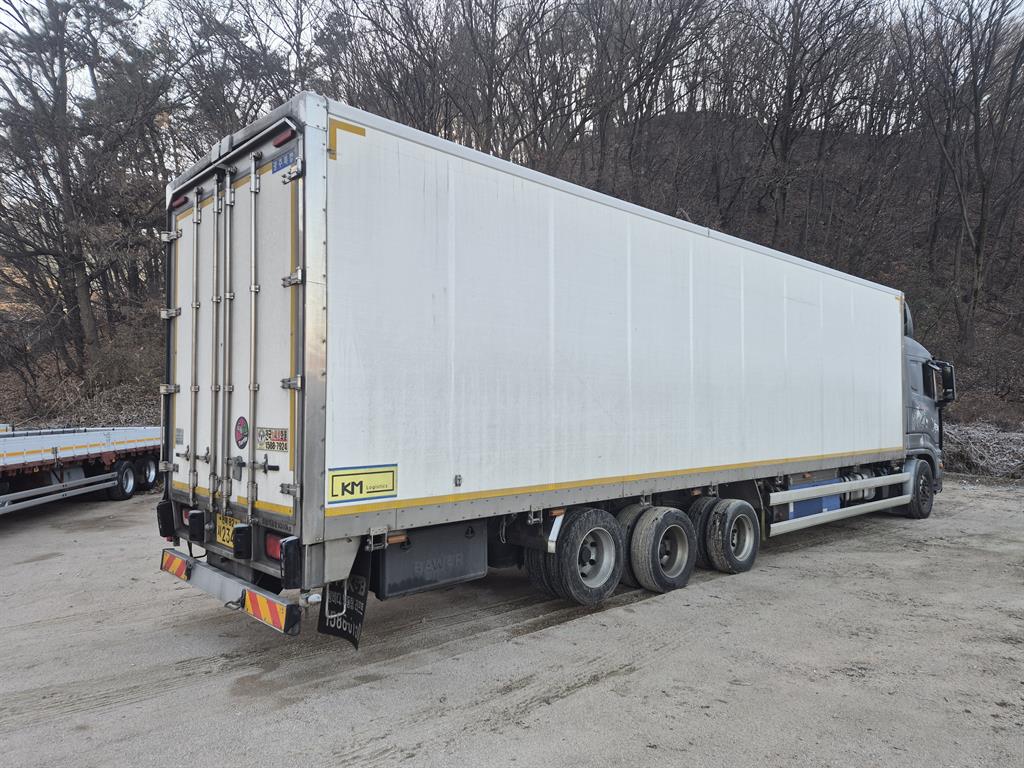 medium and large cargo truck - Vista 6