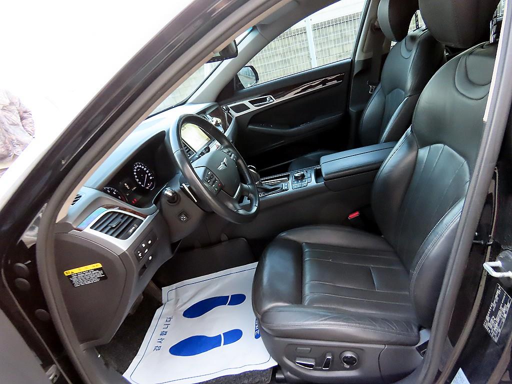 HYUNDAI Genesis - Vista 5