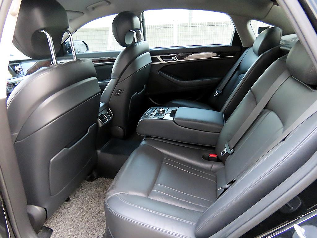 HYUNDAI Genesis - Vista 6