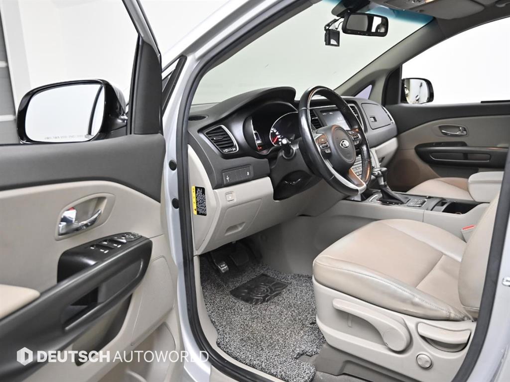 KIA Carnival - Vista 11