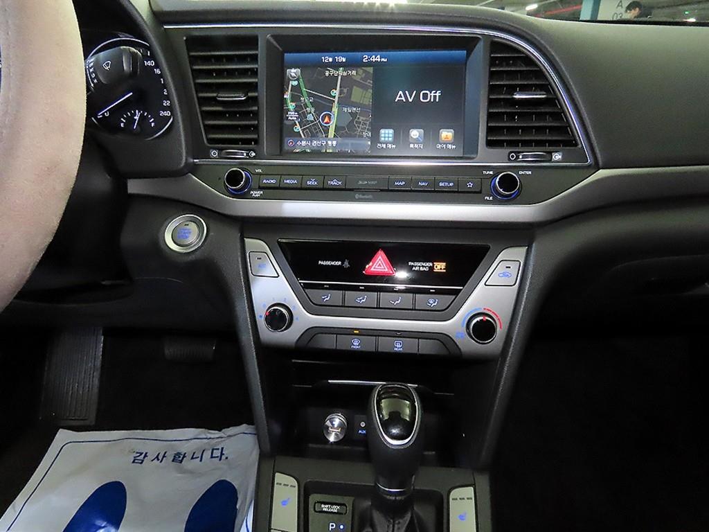 HYUNDAI Avante - Vista 11