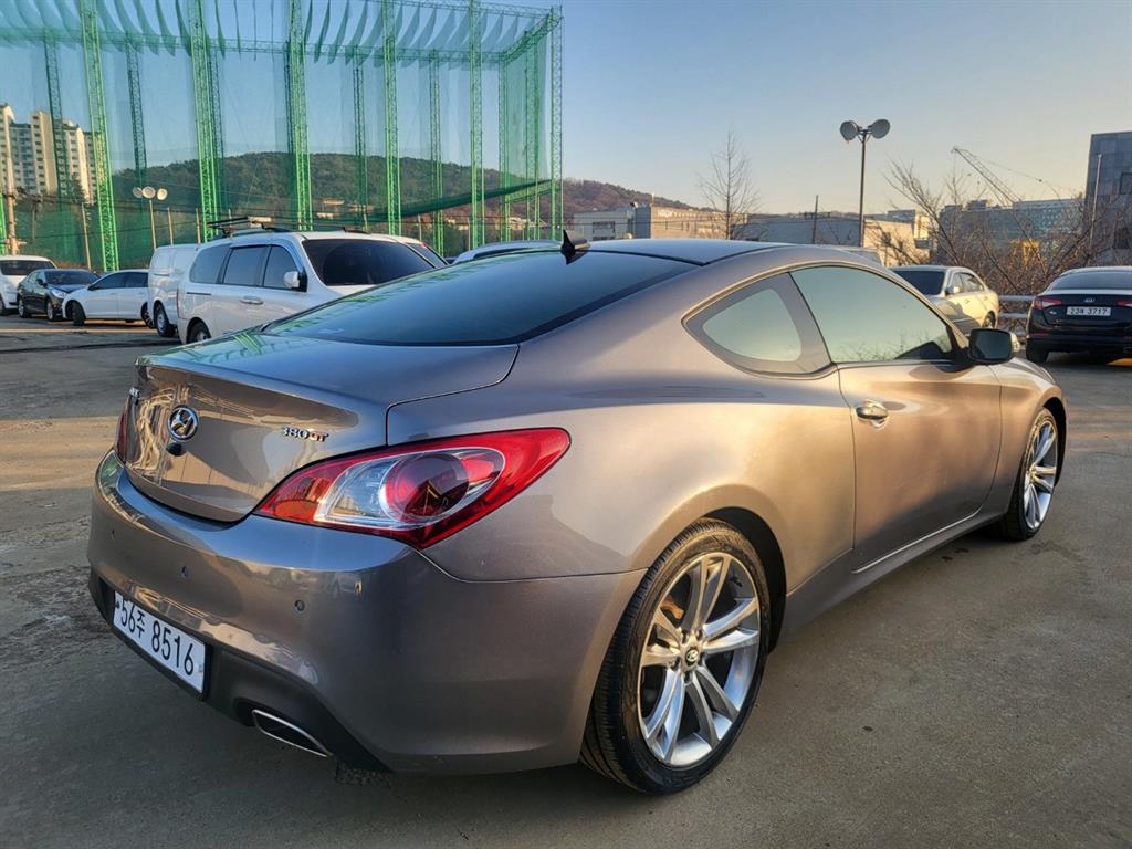 HYUNDAI Genesis - Vista 4