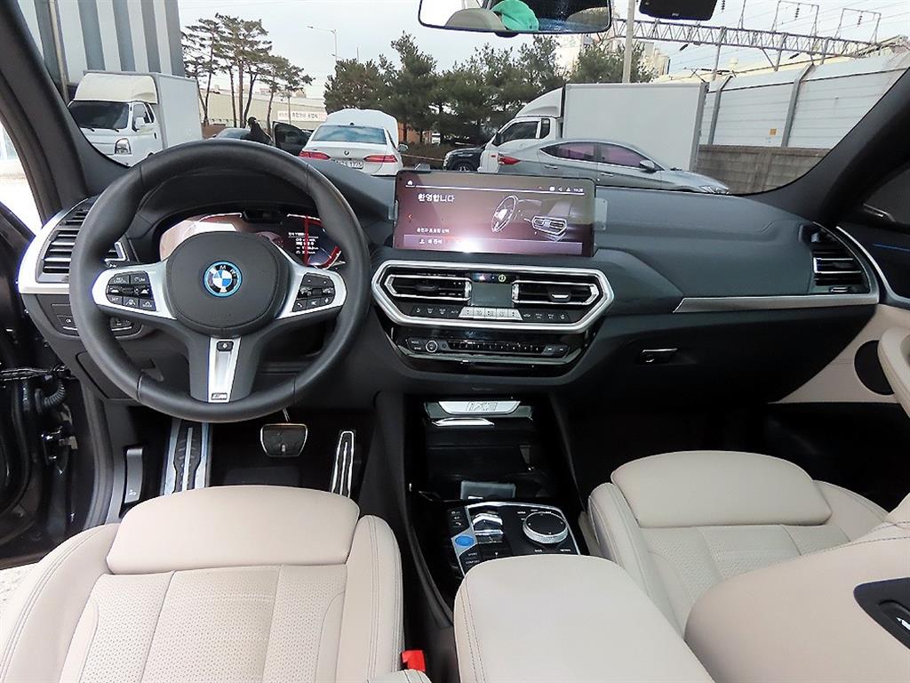BMW iX3 - Vista 7