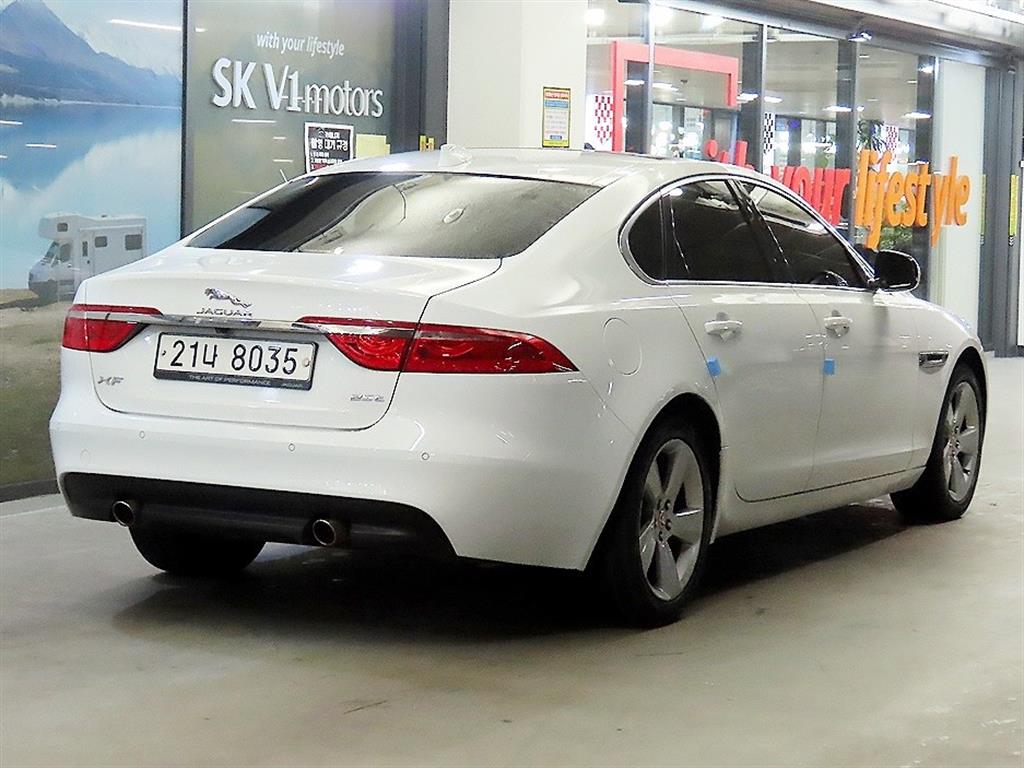 Jaguar XF - Vista 4