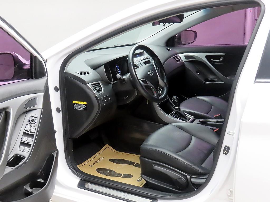 HYUNDAI Avante - Vista 5