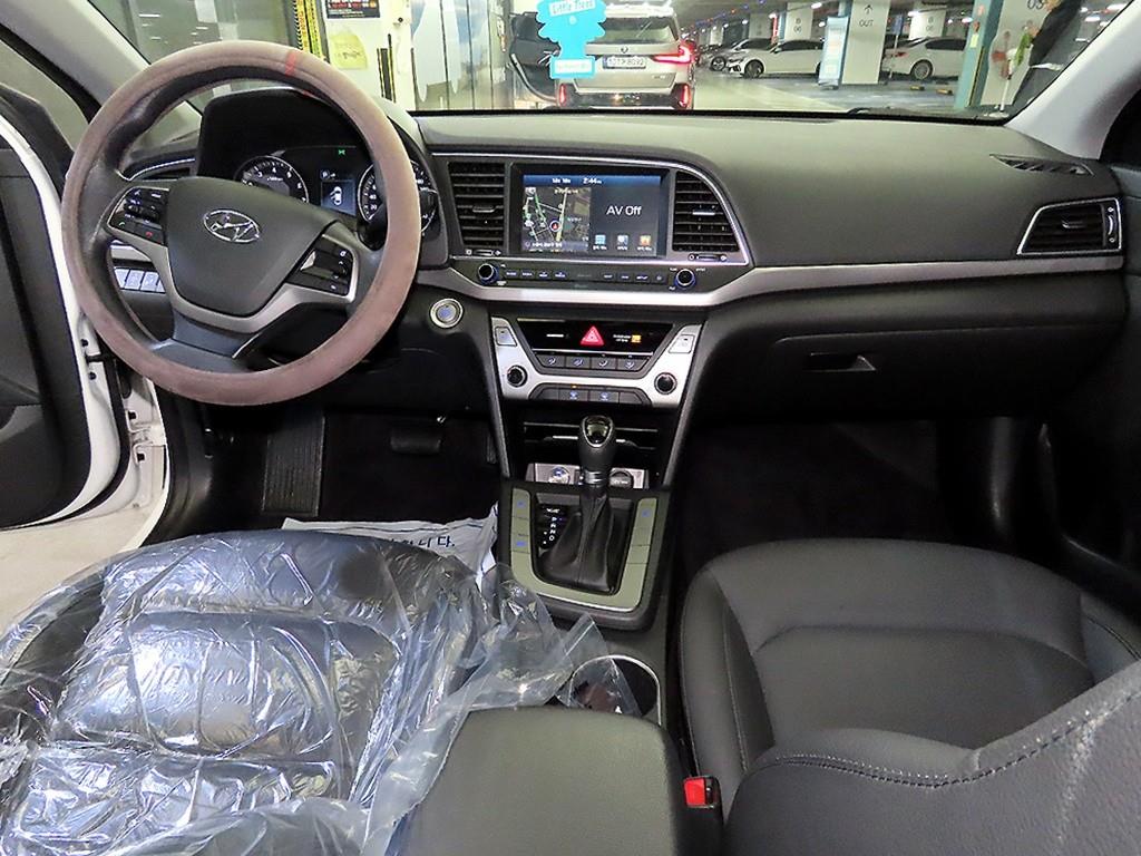 HYUNDAI Avante - Vista 10