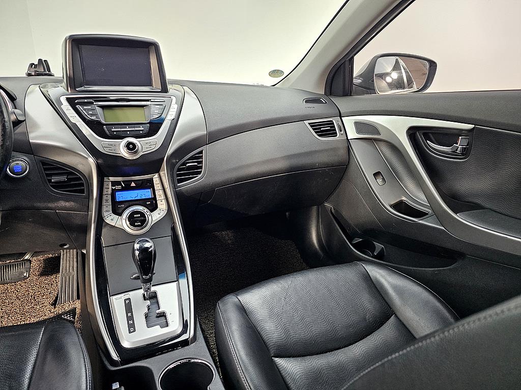 HYUNDAI Avante - Vista 10