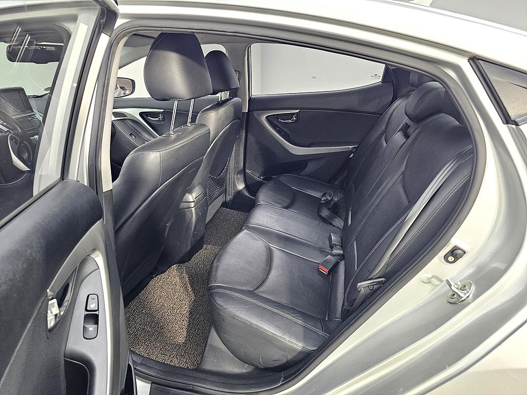 HYUNDAI Avante - Vista 9