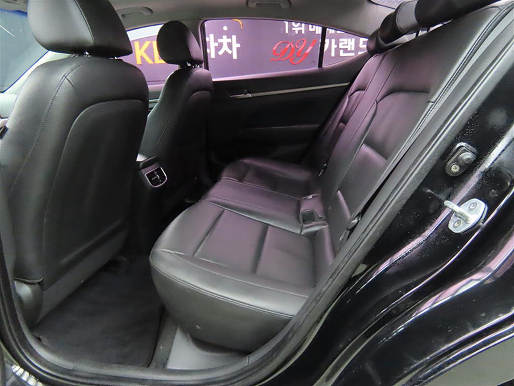 HYUNDAI Avante - Vista 6