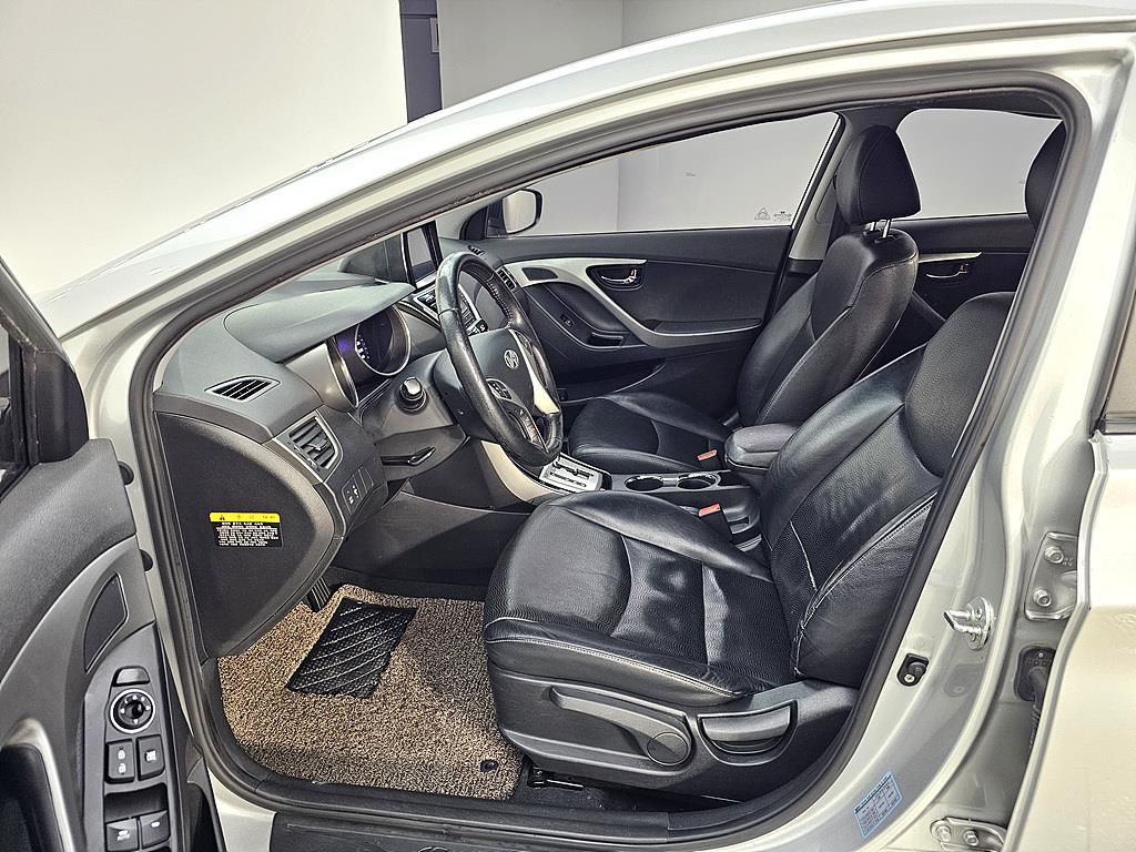 HYUNDAI Avante - Vista 8