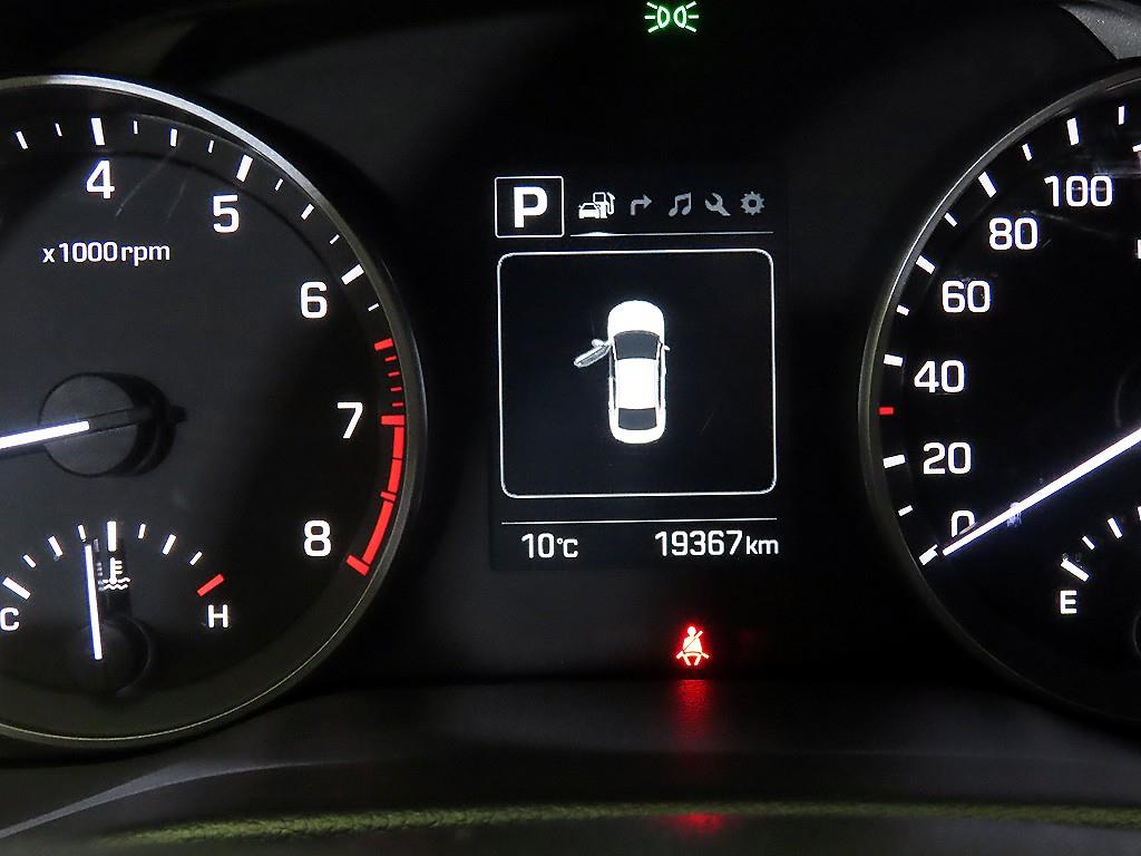 HYUNDAI Avante - Vista 9