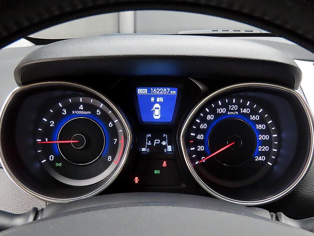 HYUNDAI Avante - Vista 8