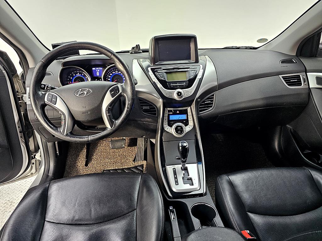 HYUNDAI Avante - Vista 5