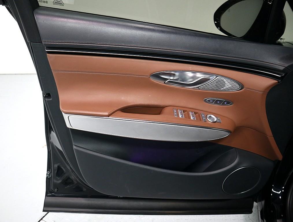 Genesis GV70 - Vista 8