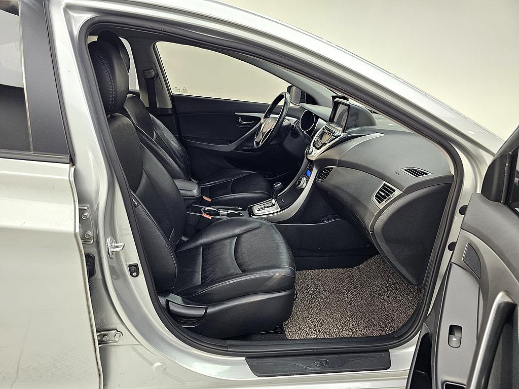 HYUNDAI Avante - Vista 11