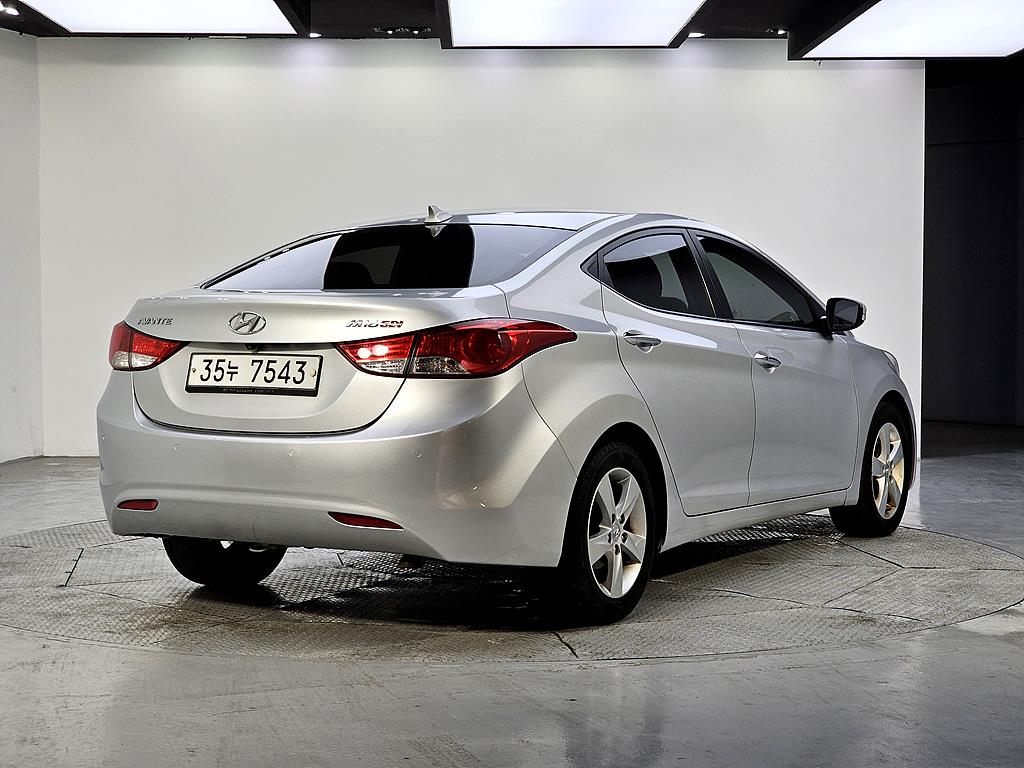 HYUNDAI Avante - Vista 4