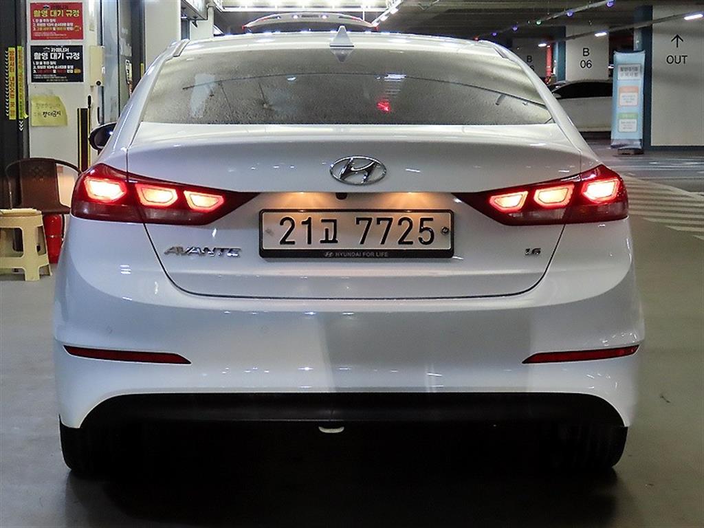 HYUNDAI Avante - Vista 5