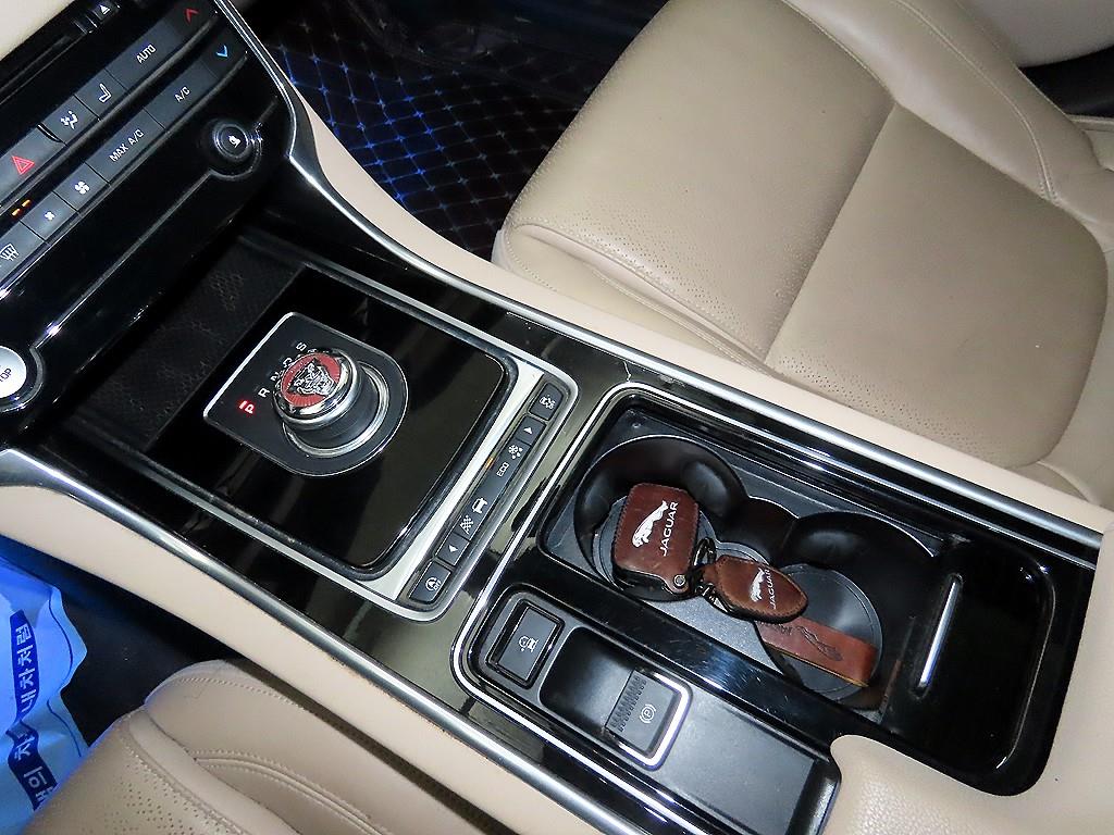 Jaguar XF - Vista 12