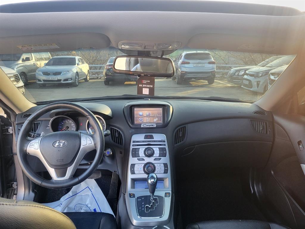 HYUNDAI Genesis - Vista 6