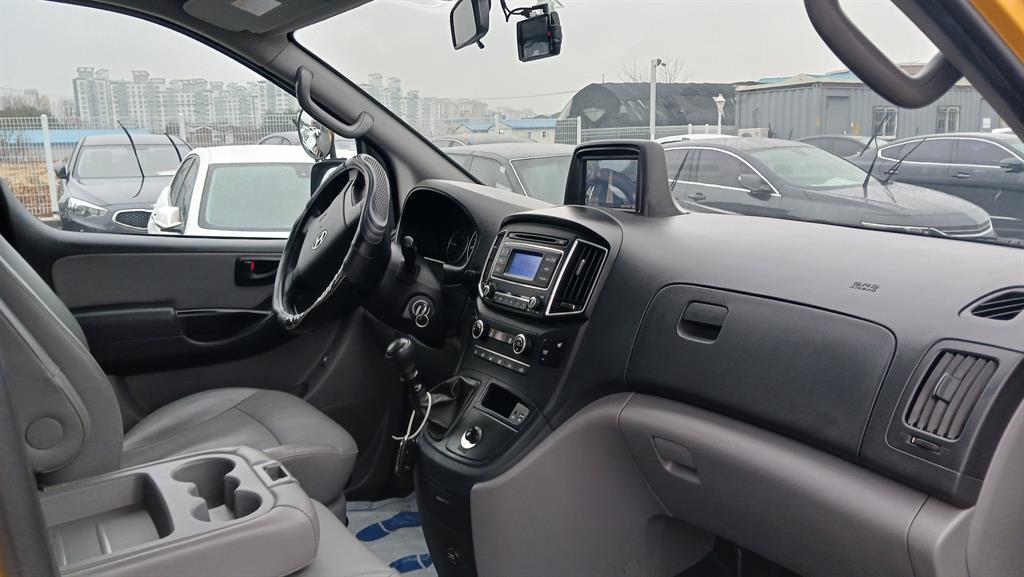 HYUNDAI Starex - Vista 7