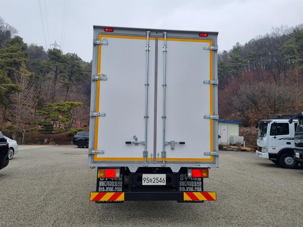 medium and large cargo truck - Vista 9